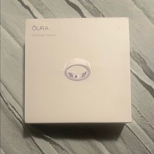 Oura Ring 4 in Ceramic White